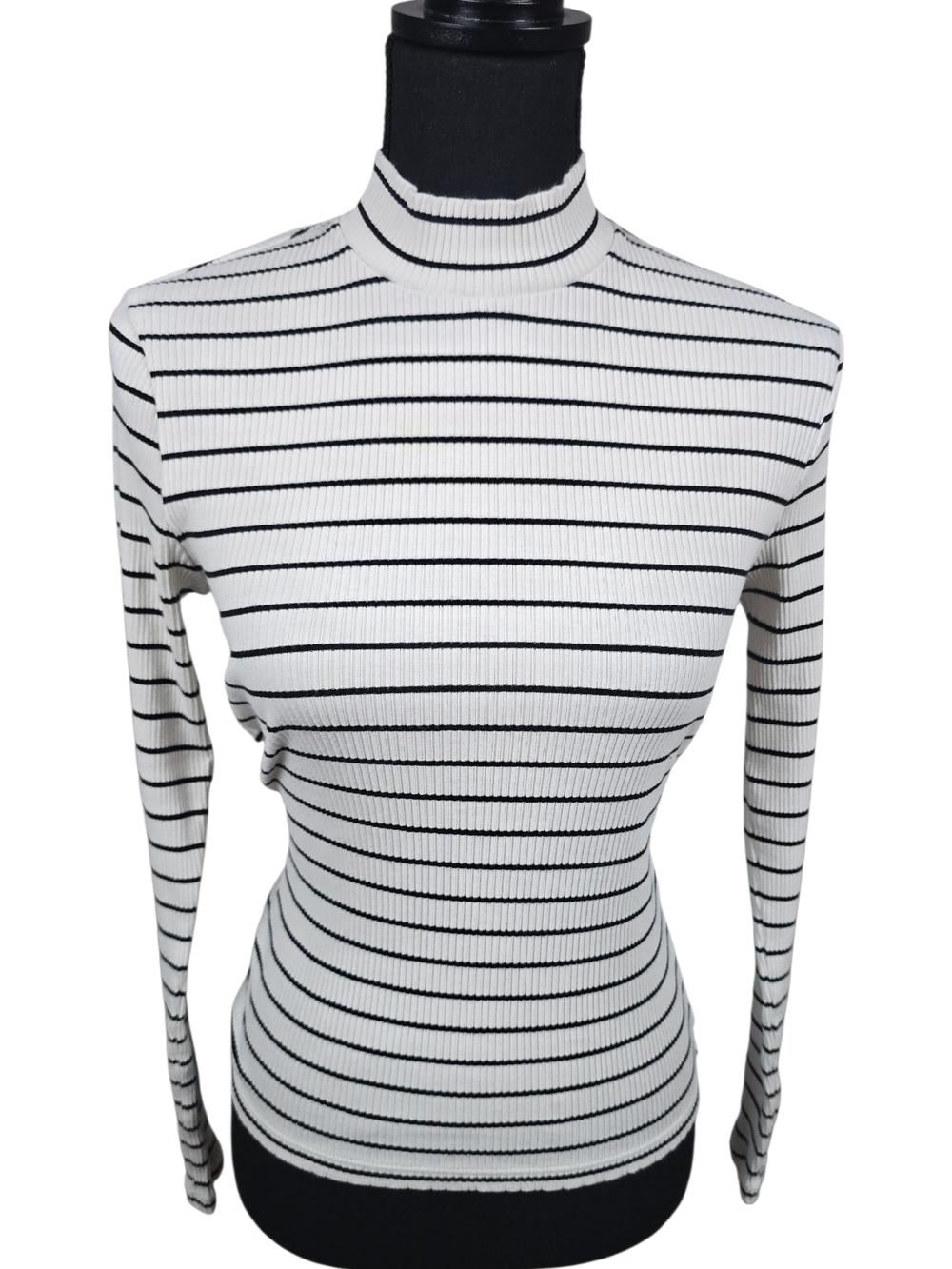 Uniqlo White Ribbed Sweater with Black Stripes
